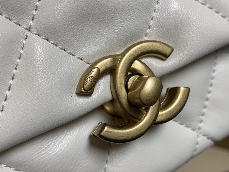 Chanel AS3206 Small Flap bag lambskin gold White - Image 2