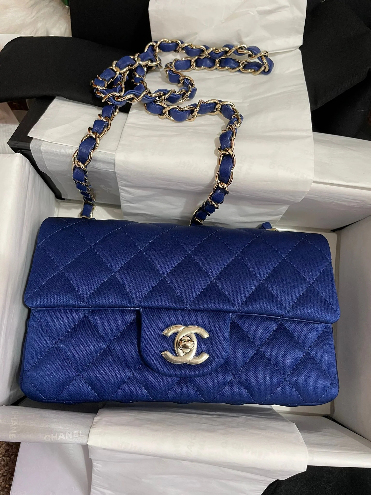 The Perfect First Chanel? A Deep Dive into the Black Lambskin WOC with Gold Metal