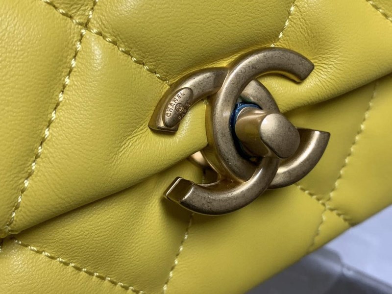 Chanel AS3206 Small Flap bag lambskin gold Yellow - Image 2