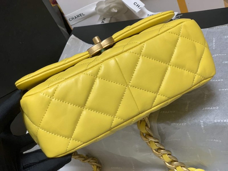 Chanel AS3206 Small Flap bag lambskin gold Yellow - Image 5