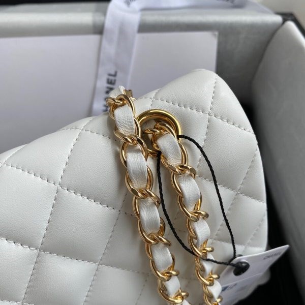 Chanel A01112 CF Quilted Classic Flap Bag in Grainy Lambskin White - Image 3