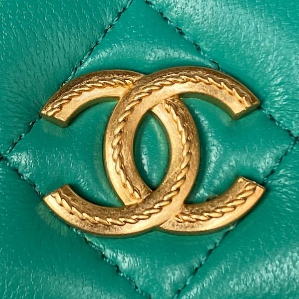 Chanel AP3385 Woc Flap Phone Holder With Chain Lambskin Green Gold - Image 2