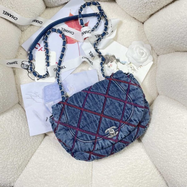 Chanel AS3188 22A Beach Denim saddle bag Denim blue - Image 4